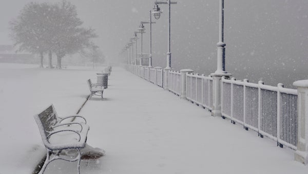 FILE PHOTO | DAILY NEWS BABY IT’S COLD OUTSIDE: There may be no snow on the ground, but temperatures today won’t rise out of the 20s, today. As cold as this image (Washington waterfront during the Christmas snow of 2010) looks, it’ll be colder today and tonight.  