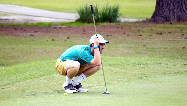 DAVID CUCCHIARA | DAILY NEWS LINING UP: Former Pam Pack golfer William Page lines up his shot at the state championship last year. Page is one of many pieces lost from last year’s fourth-place team. 
