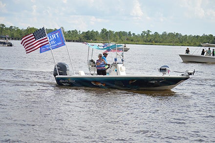 Large turnout for Trump boat rally - Washington Daily News 